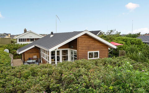 Geeske - 400M from the Sea: House, Roof, Home, Cottage, Shed, Garden Buildings, Siding, Yard, Log Cabin, Hut