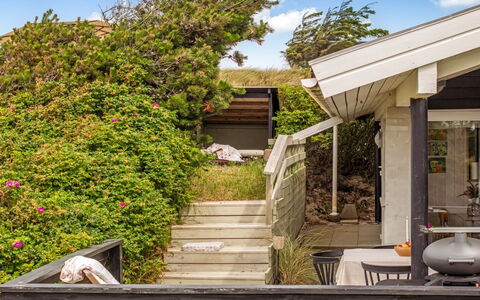 Athina - 200M from the Sea: Shrub, Architecture, Home, House, Roof, Plant Community, Garden, Groundcover, Cottage