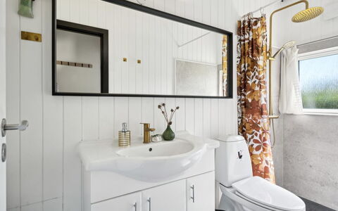 Kolja - 525M from the Sea: Plumbing Fixture, Interior Design, Bathroom Sink, Sink, Bathroom, Tap, Flooring, Plumbing, Floor, Mirror