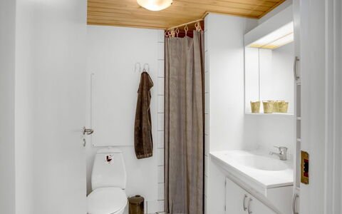 Jano - 100M from the Sea: Wall, Flooring, Plumbing Fixture, Floor, Wood, Interior Design, Ceiling, Bathroom, Sink, Bathroom Sink