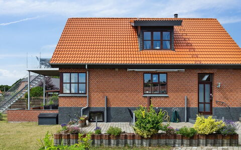 Amely - 500M from the Sea: Building, Window, Roof, House, Home, Facade, Residential Area, Brick, Architecture, Brickwork
