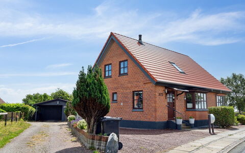 Amely - 500M from the Sea: Sky, Building, Window, House, Roof, Residential Area, Home, Cottage, Brick, Brickwork