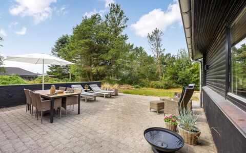 Barba - 2Km from the Sea: Shrub, Home, Land Lot, Garden, Groundcover, Landscaping, Shade, Cottage, Estate, Outdoor Furniture