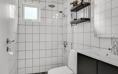 Barba - 2Km from the Sea: Bathroom, Plumbing Fixture, Wall, Flooring, Interior Design, Toilet Seat, Toilet, Floor, Sink, Plumbing