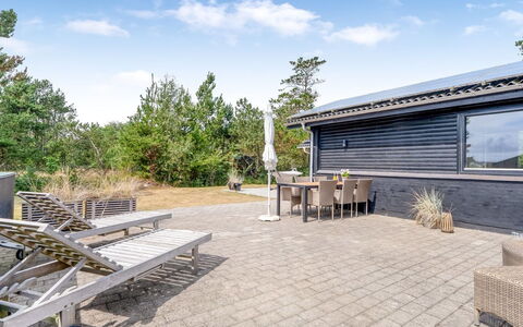 Barba - 2Km from the Sea: Shrub, Home, Land Lot, Roof, Cottage, Estate, Shade, Landscaping, Garden, Hardwood