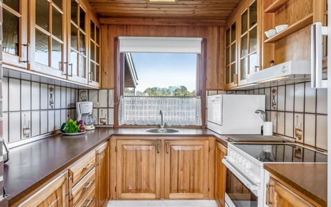 Frender - 150M from the Sea: Wood, Home, Porch, Deck, Hardwood, Roof, Wood Stain, Wood Flooring, Eco Hotel