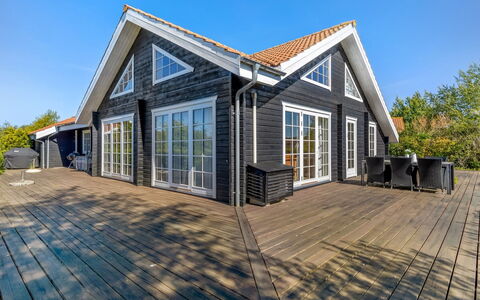 Zişan - 1.1Km from the Sea: Building, House, Window, Home, Roof, Residential Area, Shrub, Cottage, Land Lot