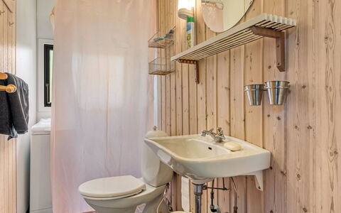 Elfrieda - 1.6Km from the Sea: Wood, Interior Design, Flooring, Bathroom, Plumbing Fixture, Floor, Bathroom Sink, Plumbing, Ceiling, Room