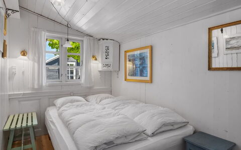 Katri - 500M from the Sea: Wood, Home, Door, Bedroom, Design, Paint, Hardwood, Bed, Plank, Bedding