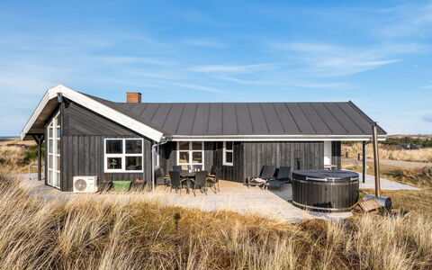 Tahnee - 450M from the Sea: Cottage, Shed, Hut, Farmhouse, Prairie, Shack, Barn, Log Cabin, Garden Buildings
