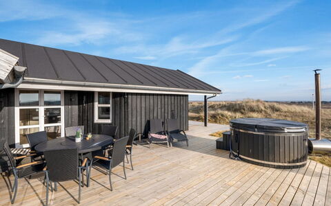 Tahnee - 450M from the Sea: Cottage, Shed, Hut, Farmhouse, Prairie, Shack, Barn, Log Cabin, Garden Buildings