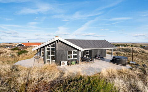 Tahnee - 450M from the Sea: Cottage, Shed, Hut, Farmhouse, Prairie, Shack, Barn, Log Cabin, Garden Buildings