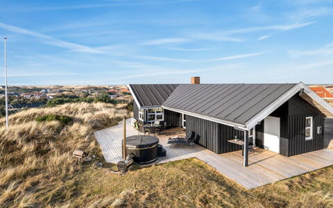 Tahnee - 450M from the Sea: Cottage, Shed, Hut, Farmhouse, Prairie, Shack, Barn, Log Cabin, Garden Buildings