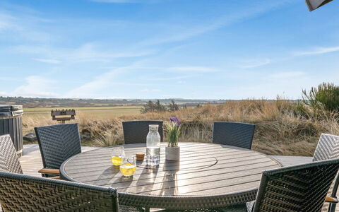 Tahnee - 450M from the Sea: Cottage, Shed, Hut, Farmhouse, Prairie, Shack, Barn, Log Cabin, Garden Buildings