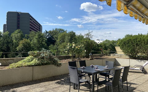 Terrassenwohnung am Kurpark: Sky, Cloud, Daytime, Property, Plant, Building, Furniture, Table, Shade, Chair