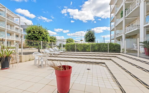 Plougonvelin 110: Water, Building, Cloud, Plant, Daytime, Property, Swimming Pool, Sky, Window, Azure