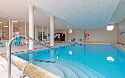 Domaine de Bertheaume 110.5: Water, Building, Cloud, Plant, Daytime, Property, Swimming Pool, Sky, Window, Azure