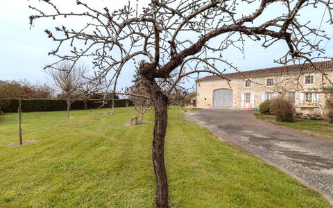 Gîte la Truffière Saintongeaise: Water, Building, Cloud, Plant, Daytime, Property, Swimming Pool, Sky, Window, Azure