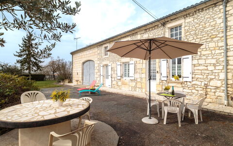 Gîte la Truffière Saintongeaise: Water, Building, Cloud, Plant, Daytime, Property, Swimming Pool, Sky, Window, Azure