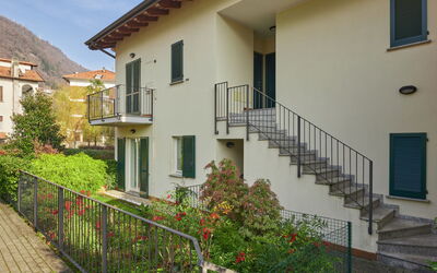 Gravedona 774: Water, Building, Cloud, Plant, Daytime, Property, Swimming Pool, Sky, Window, Azure