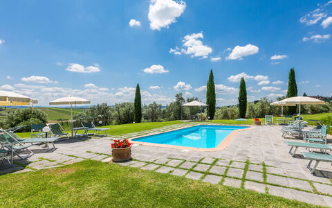 Vinci 956: Cloud, Plant, Sky, Water, Swimming Pool, Shade, Tree, Urban Design, Grass, Outdoor Furniture