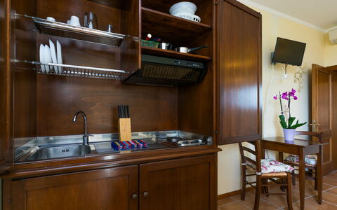 Vinci 956: Furniture, Cabinetry, Kitchen Sink, Countertop, Tap, Sink, Wood, Houseplant, Building, Lighting