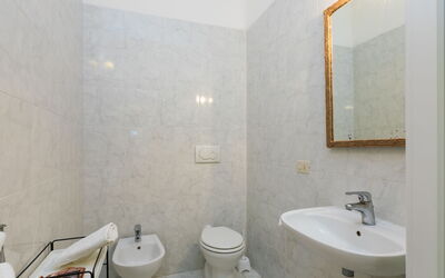 Tipologia Bilo 956.12: Plumbing Fixture, Mirror, Sink, Tap, Property, Bathroom Sink, Building, Bathroom, Interior Design, Architecture