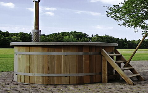 Familieboerderij: Water, Building, Cloud, Plant, Daytime, Property, Swimming Pool, Sky, Window, Azure