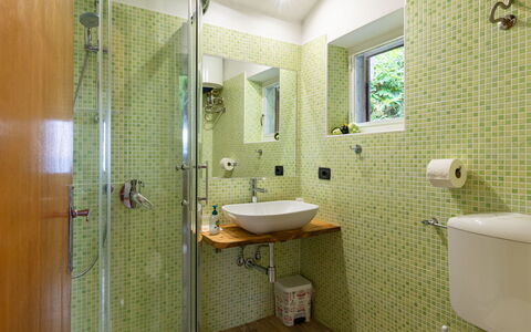 Munt del Nana: Mirror, Plumbing Fixture, Property, Sink, Tap, Bathroom Sink, Bathroom, Purple, Interior Design, Floor