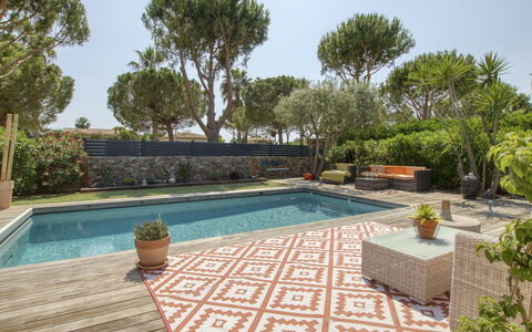 La Choupette: Water, Plant, Sky, Tree, Swimming Pool, Arecales, Leisure, Grass, Residential Area, Landscape