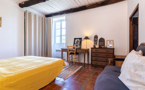 Penta: Furniture, Property, Comfort, Building, Wood, Window, Textile, Interior Design, Picture Frame, Bed Frame