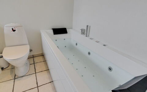 Ristana - 100M from the Sea: Plumbing Fixture, Bathroom, Flooring, Bathtub, Floor, Interior Design, Plumbing, Tap, Composite Material, Room