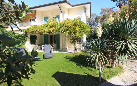 Villa Glicine: Plant, Sky, Building, Window, Tree, Land Lot, House, Vegetation, Grass, Arecales