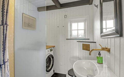 Christin - 275M from the Sea: Wood, Flooring, Plumbing Fixture, Floor, Interior Design, Ceiling, Plumbing, Room, Bathroom, Tap