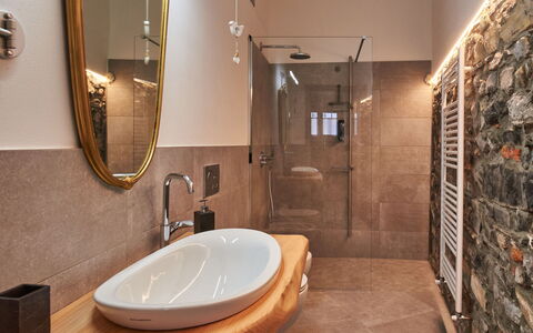 La Tana del Pescatore: Brown, Mirror, Tap, Plumbing Fixture, Property, Sink, Building, Bathroom, Bathtub, Bathroom Sink