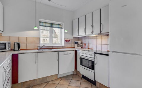 Oneida - 800M from the Sea: Kitchen Appliance, Kitchen, Major Appliance, Flooring, Countertop, Floor, Interior Design, Home Appliance, Ceiling, Cabinetry