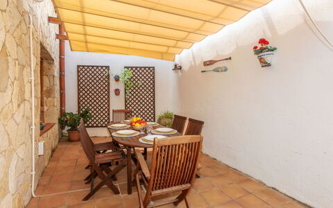 El Raco: Furniture, Table, Chair, Building, Houseplant, Wood, Flowerpot, Interior Design, Plant, Outdoor Furniture