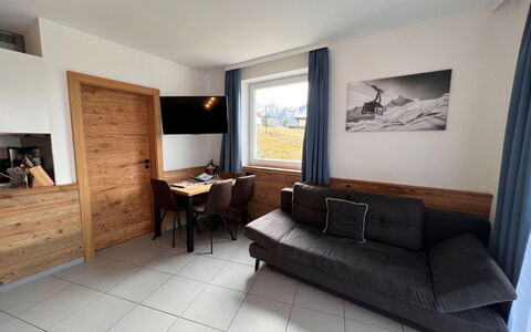 Rehkitz: Furniture, Picture Frame, Comfort, Couch, Building, Wood, Floor, Flooring, Table, Lamp