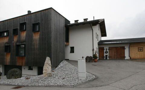 Lisa: Sky, Plant, Asphalt, Window, Land Lot, Building, Residential Area, Cloud, Real Estate, Landscape