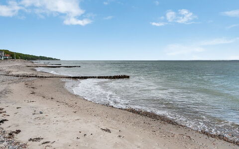 Elsabeth - 20M from the Sea: Sky, Blue, Water, Beach, Body Of Water, Coast, Water Resources, Horizon, Natural Environment, Coastal And Oceanic Landforms