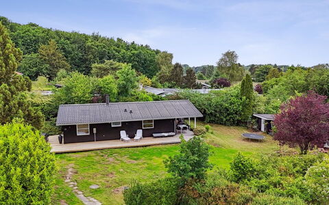 Donco - 600M from the Sea: Vegetation, Shrub, Spring, Cottage, Garden, Shade, Backyard, Yard, Chair