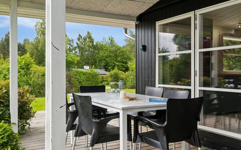 Donco - 600M from the Sea: Vegetation, Shrub, Spring, Cottage, Garden, Shade, Backyard, Yard, Chair