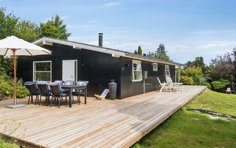 Donco - 600M from the Sea: Vegetation, Shrub, Spring, Cottage, Garden, Shade, Backyard, Yard, Chair