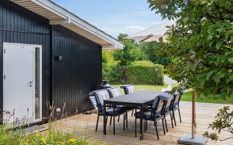 Donco - 600M from the Sea: Vegetation, Shrub, Spring, Cottage, Garden, Shade, Backyard, Yard, Chair