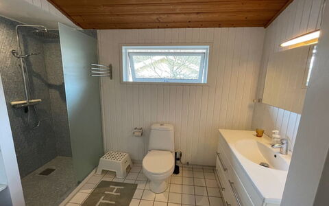 Lucie - 1.5Km from the Sea: Flooring, Plumbing Fixture, Floor, Wood, Bathroom, Interior Design, Plumbing, Sink, Tap, Toilet