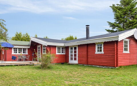 Tuukka - 150M from the Sea: Building, House, Residential Area, Home, Shrub, Roof, Cottage, Estate, Garden