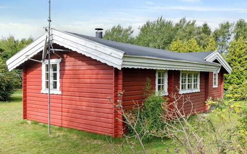 Tuukka - 150M from the Sea: Building, House, Residential Area, Home, Shrub, Roof, Cottage, Estate, Garden