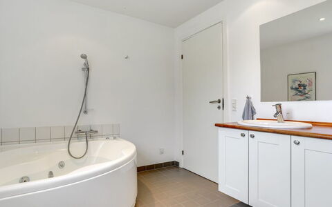 Miika - 100M from the Sea: Bathroom, Plumbing Fixture, Flooring, Interior Design, Bathtub, Floor, Tap, Ceiling, Plumbing, Sink