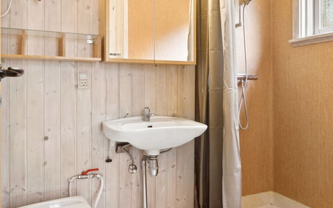 Arendine - 700M from the Sea: Wall, Flooring, Wood, Plumbing Fixture, Floor, Bathroom Sink, Interior Design, Sink, Bathroom, Ceiling