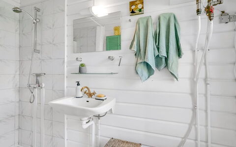 Lamberthus - 600M from the Sea: Wall, Flooring, Interior Design, Plumbing Fixture, Floor, Bathroom, Plumbing, Ceiling, Tile, Room